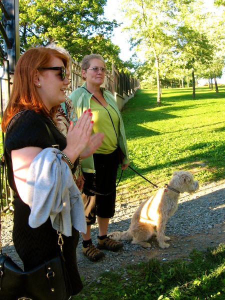 Allison Sparling (left) gears up the group for their walk through the Dartmouth Commons on Aug. 30 (Natascia Lypny photo).