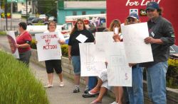 Postal workers in New Glasgow demonstrate as part of National Day of Action, June 11, 2010