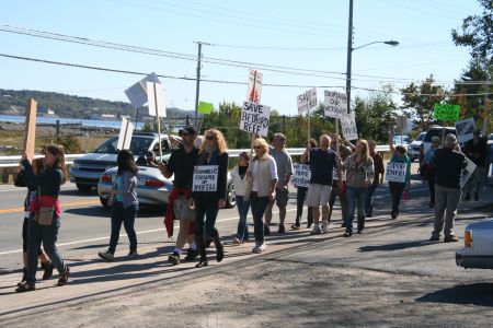 Well over a hundred protesters demanded an end to the infill and the restoration of the natural shoreline. Photo Robert Devet