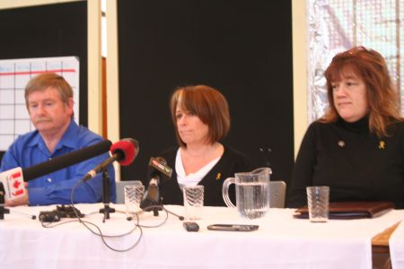 Victor Murphy, Brenda Hardiman and Cindy Carruthers at the press conference.  Photo Robert Devet