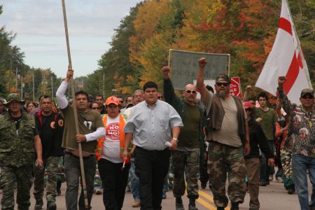 Chief Arren Sock of Elsipogtog First Nation, flanked by hundreds. [Photo: M. Howe]